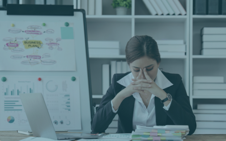 Frau am Arbeitsplatz mit schlechter Fehlerkultur, die nicht weiter weiß