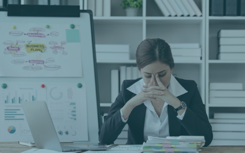 Frau am Arbeitsplatz mit schlechter Fehlerkultur, die nicht weiter weiß