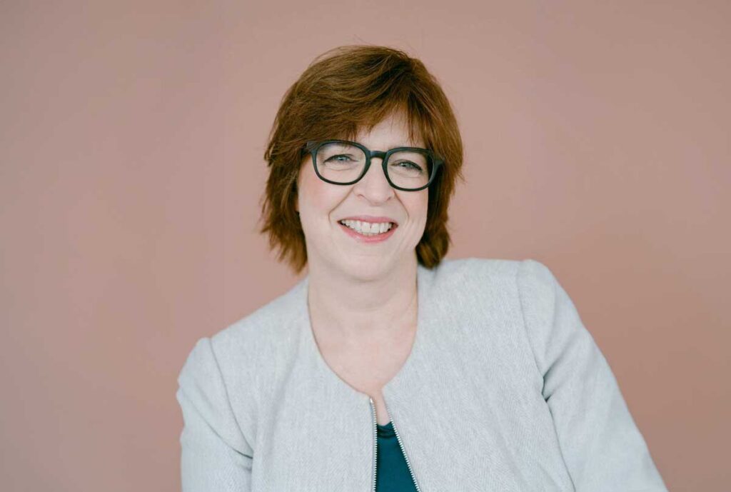 Veronika von Rüden blickt freundlich in die Kamera und bietet Business Coaching für Frauen an