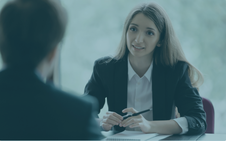 Eine Managerin führt mit ihrem Mitarbeiter ein Jahresgespräch