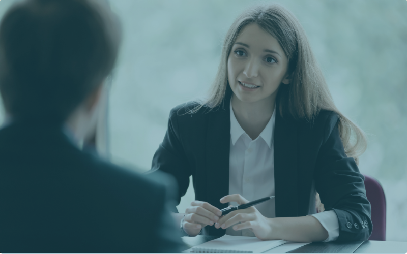 Eine Managerin führt mit ihrem Mitarbeiter ein Jahresgespräch